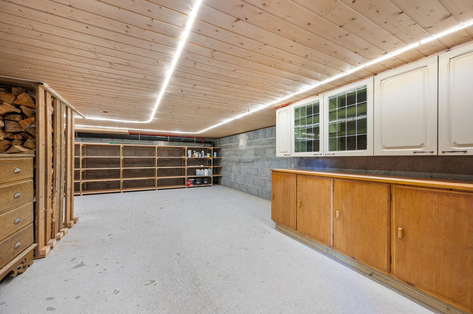 Romslig kjeller med ca. 107 kvm gulvareal fordelt på flere rom - svært gode lagringsmuligheter og plass til hobby/verksted. Galleribilde