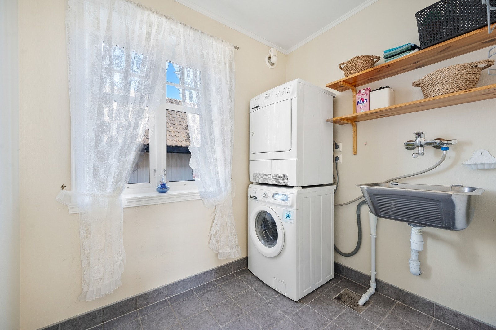 Vaskerom i tilbygget (2011/12) med flislagt gulv og varmekabler. Utslagsvask, opplegg for vaskemaskin og mekanisk avtrekk. Galleribilde