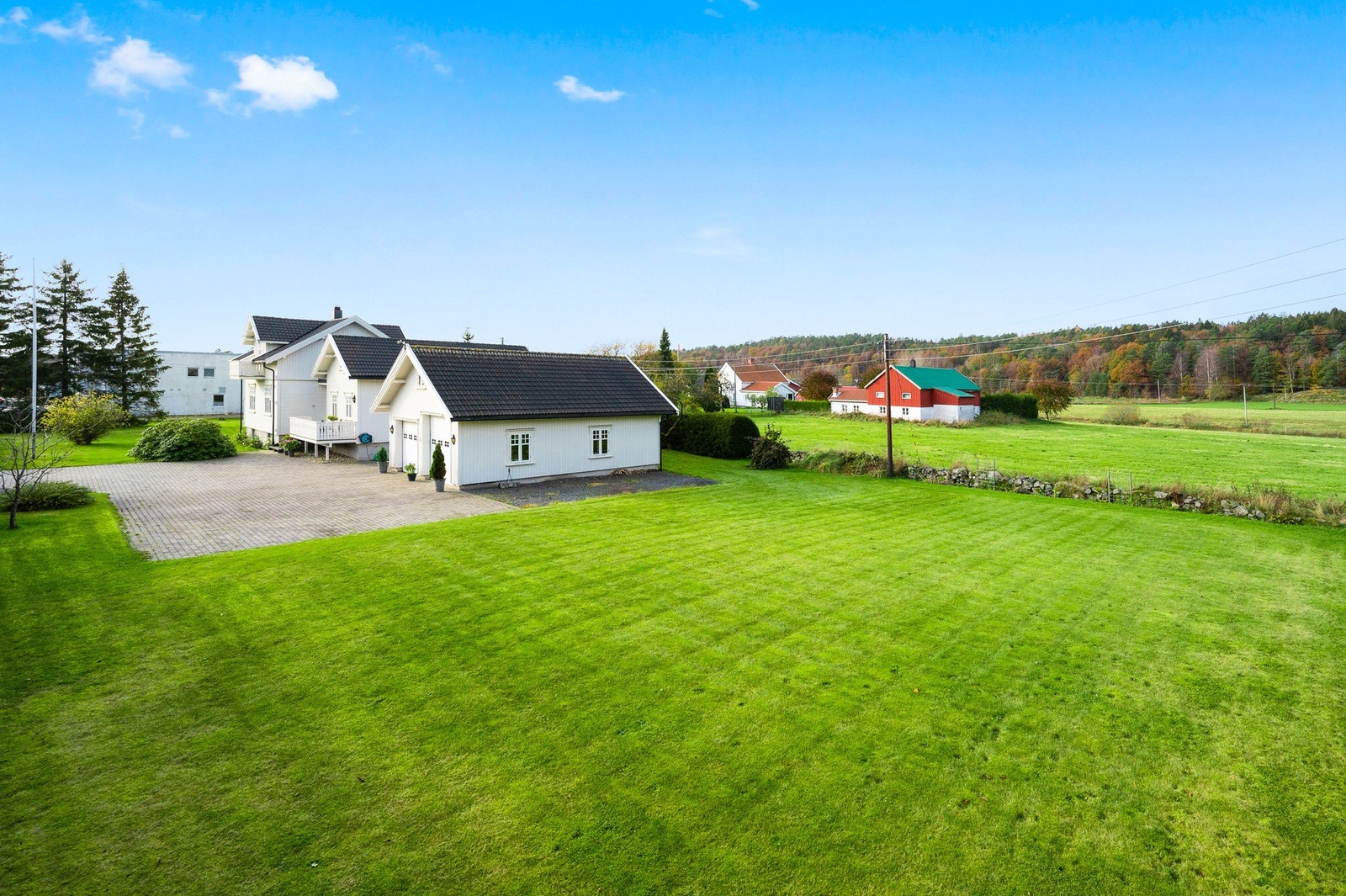 Her bor du landlig, men likevel sentralt - med bussholdeplass like ved, enkel adkomst til E18 og kort vei til dagligvare og handelsområdene på Nedenes og Fevik. Galleribilde