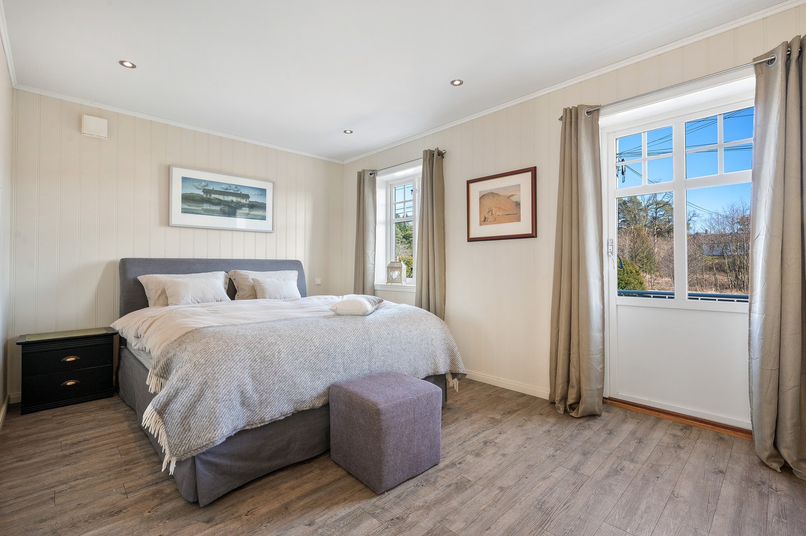 Hovedsoverom i tilbygget (2011/12) med god plass og utgang til terrasse med morgensol. Galleribilde