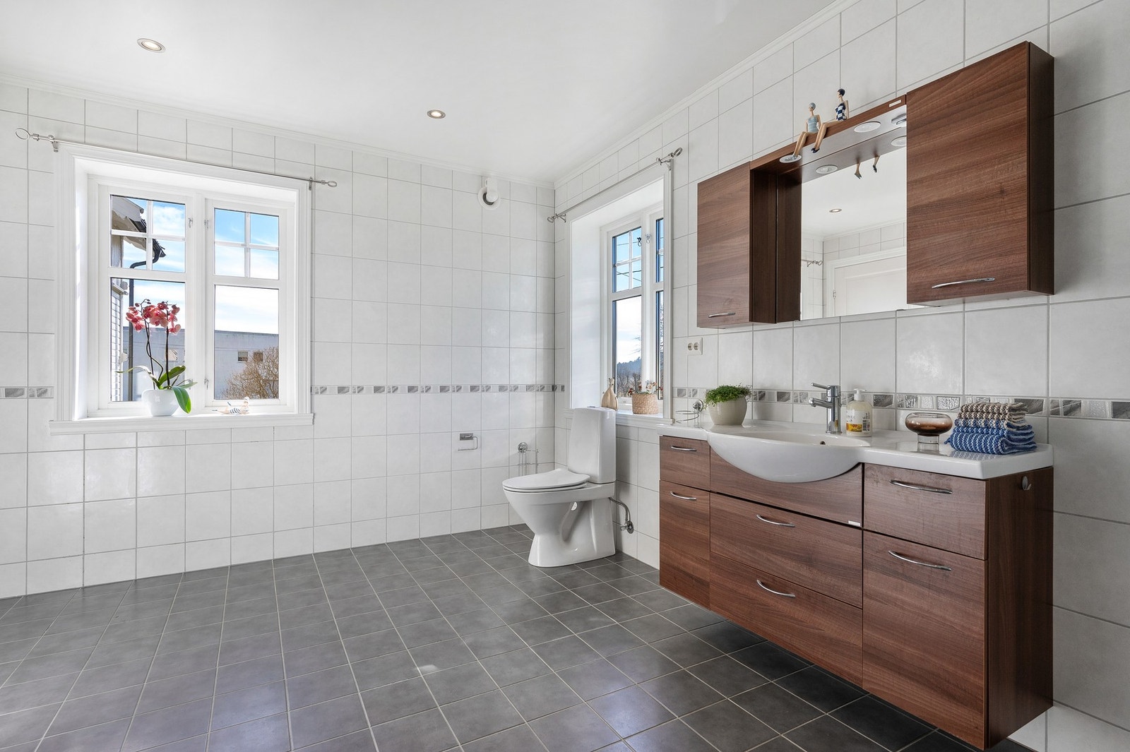 Praktisk baderom med innredning og nedfelt servant, toalett og mekanisk avtrekk. God plass til hverdagslogistikk. Galleribilde