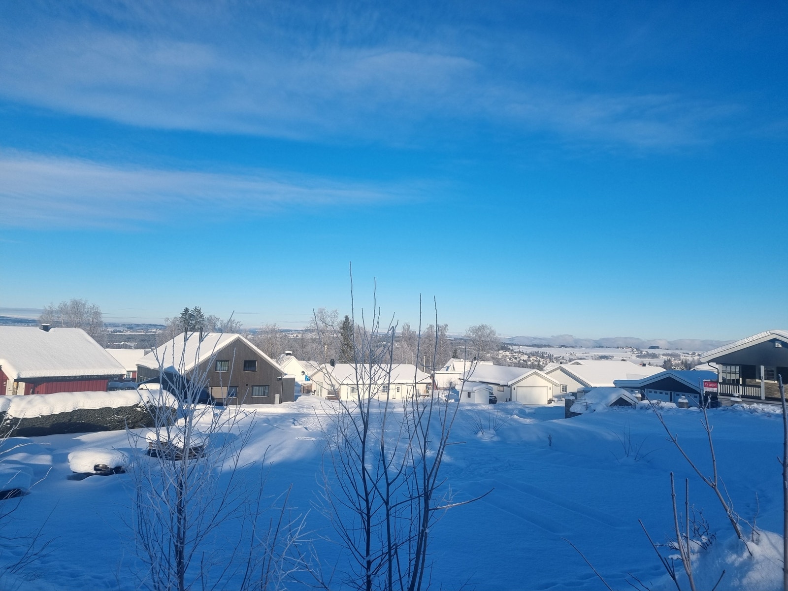 Tomten har fin beliggenhet i et rolig område Galleribilde