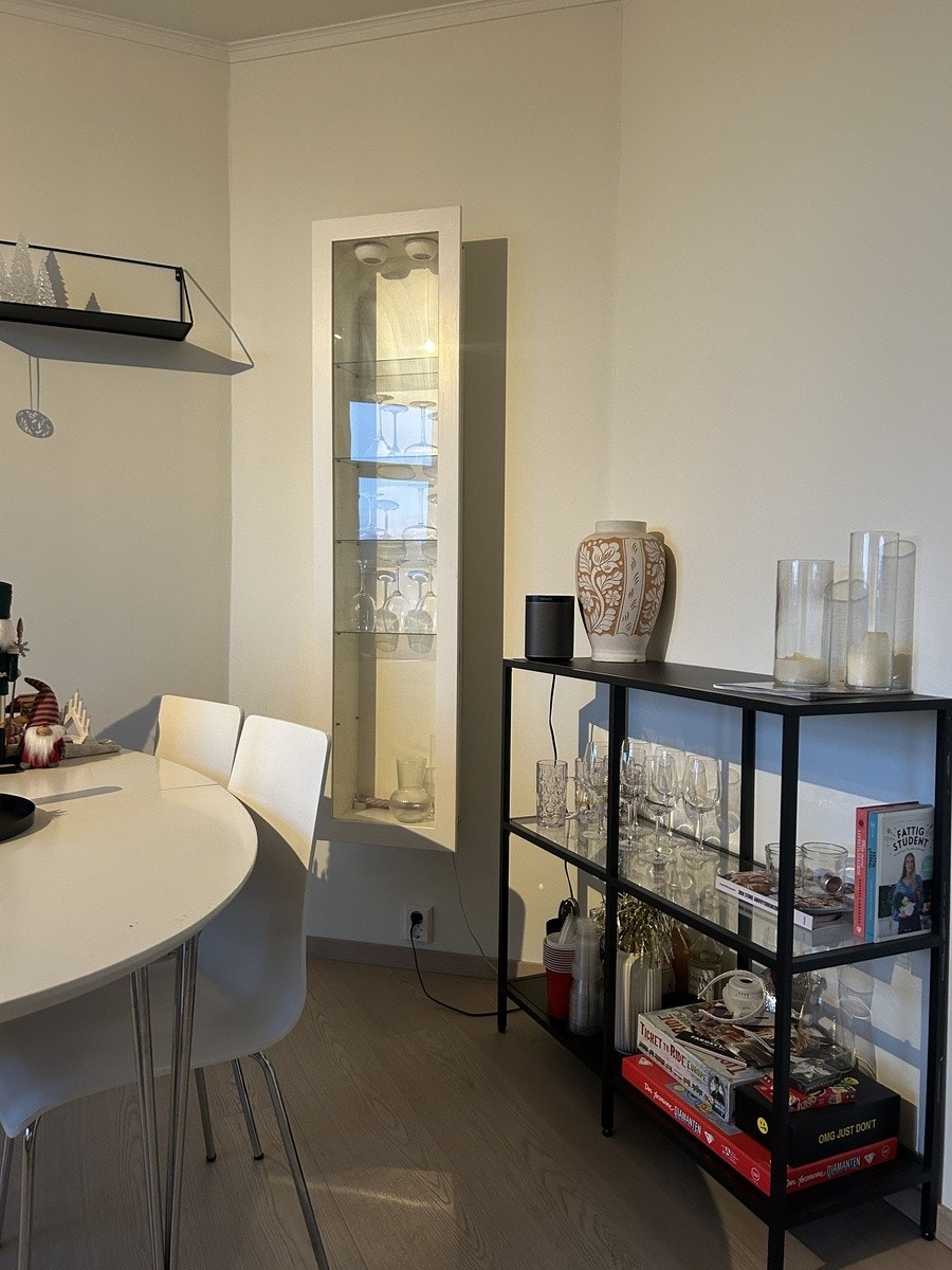 Spisebord som er mulig å utvide med ekstra bordplater. Galleribilde