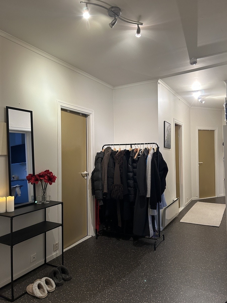 Stor plass i gangen til både jakker og sko Galleribilde