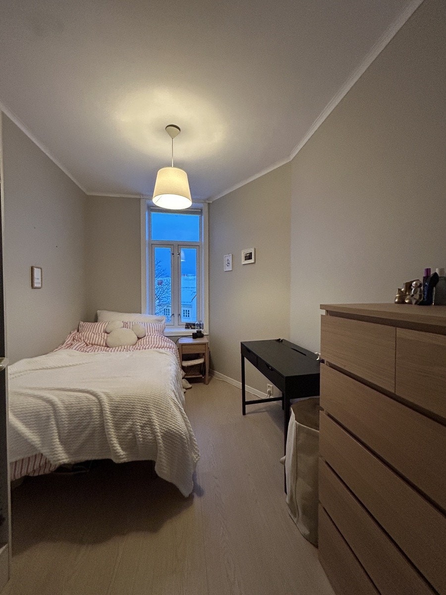 Soverom 1 på 8,2 kvm med 120x200cm seng som er mulig å kjøpe Galleribilde