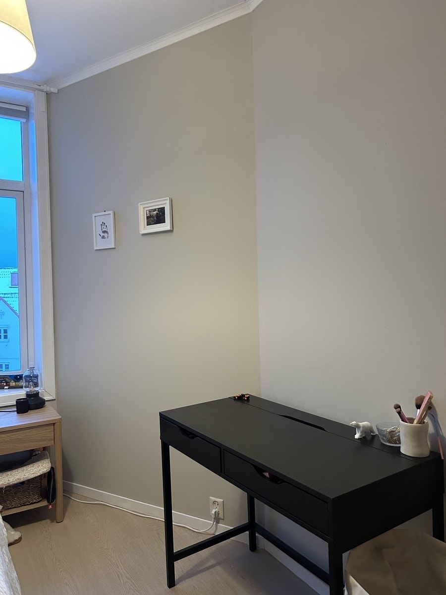 Mulighet for stort skrivebord langs veggen. Pulten på bildet er 120cm Galleribilde