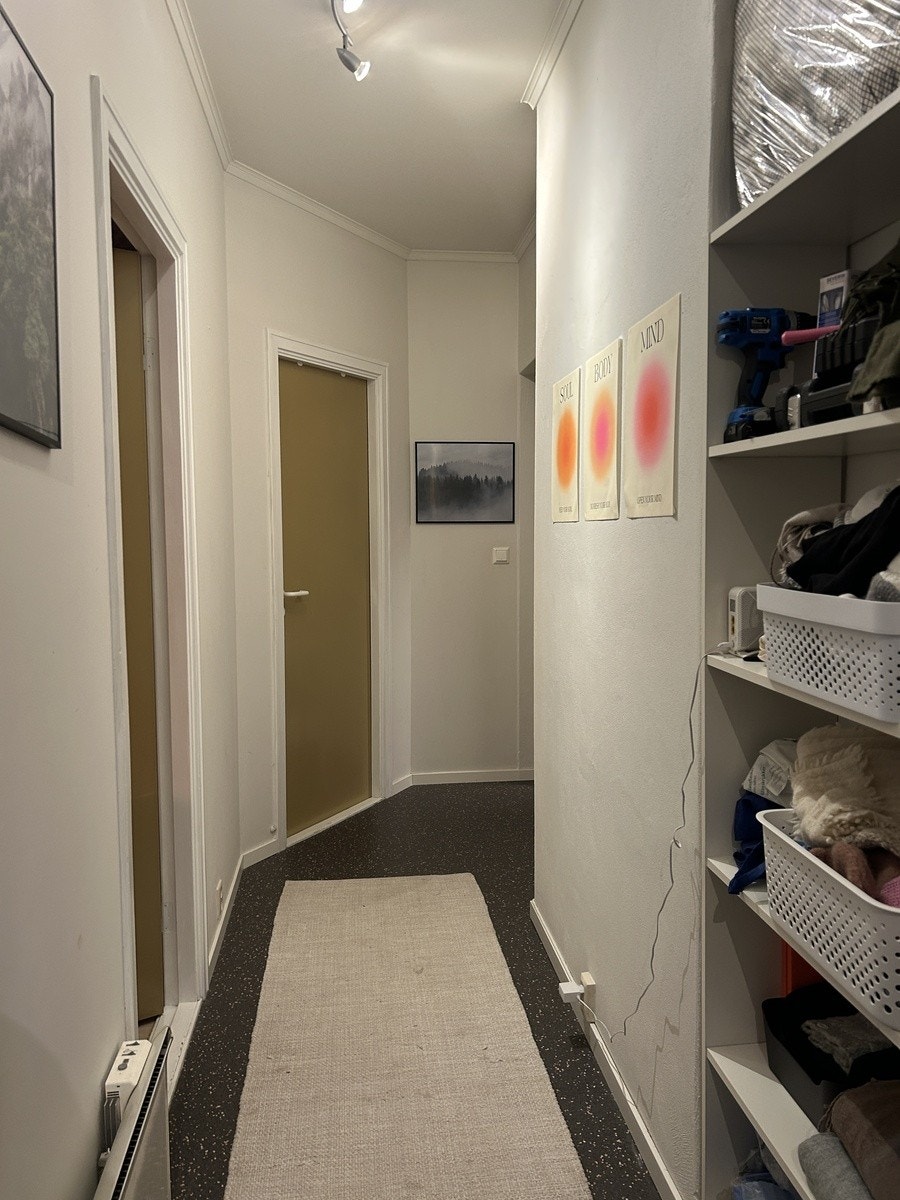 Gangen som leder mot badet med store hyller med ekstra oppbevaring Galleribilde