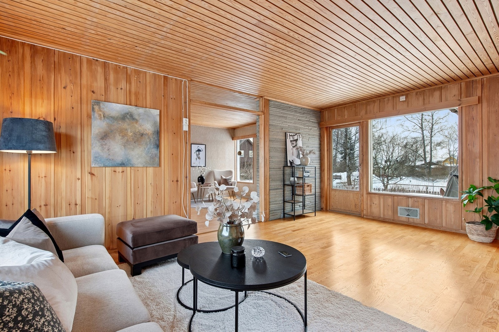 Fra stue er det utgang til uteplass og hagen - en fin forlengelse av stuen i sommerhalvåret. Galleribilde