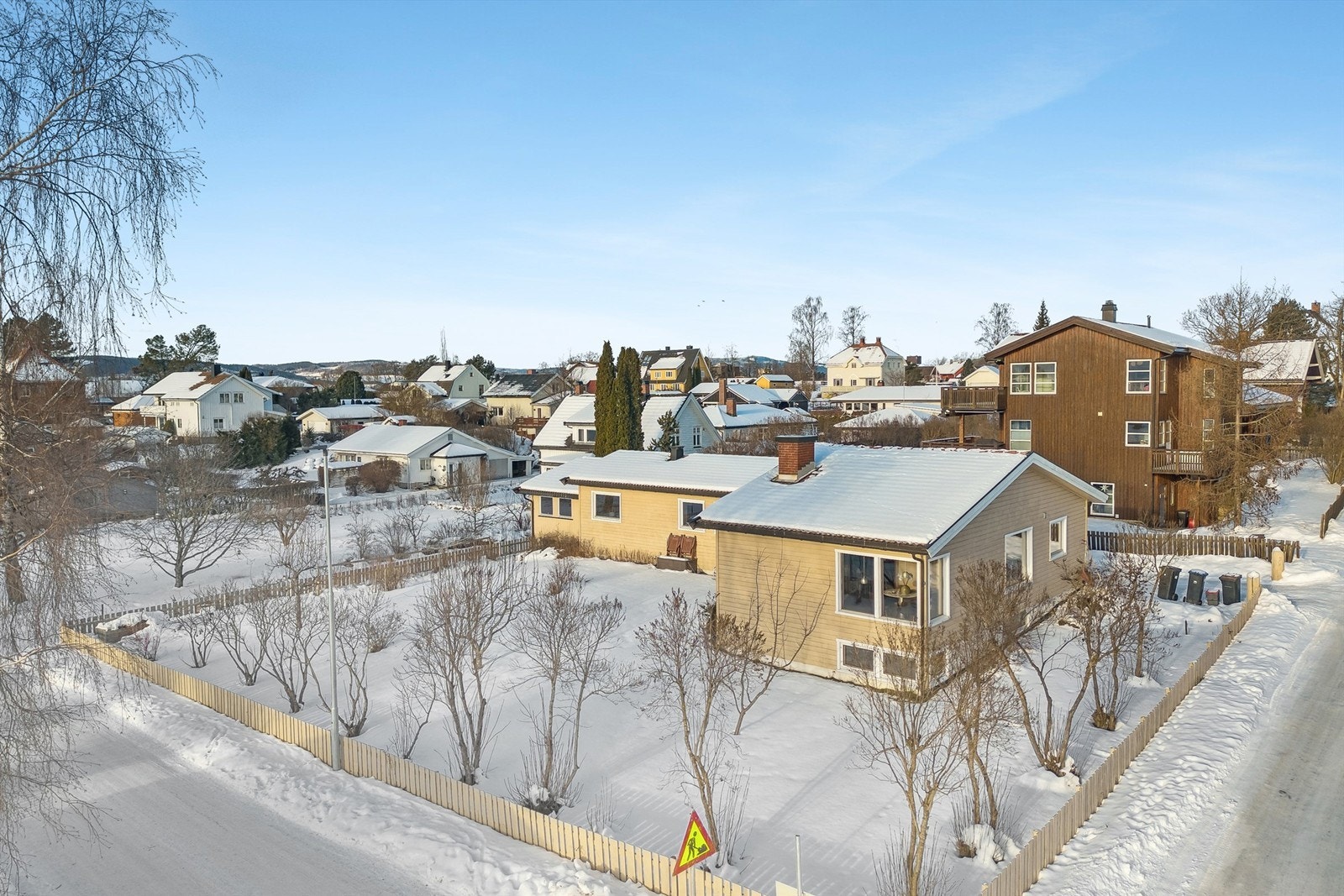 Flott tomt på ca. 830 kvm med pent opparbeidet hage og god solgang. Galleribilde