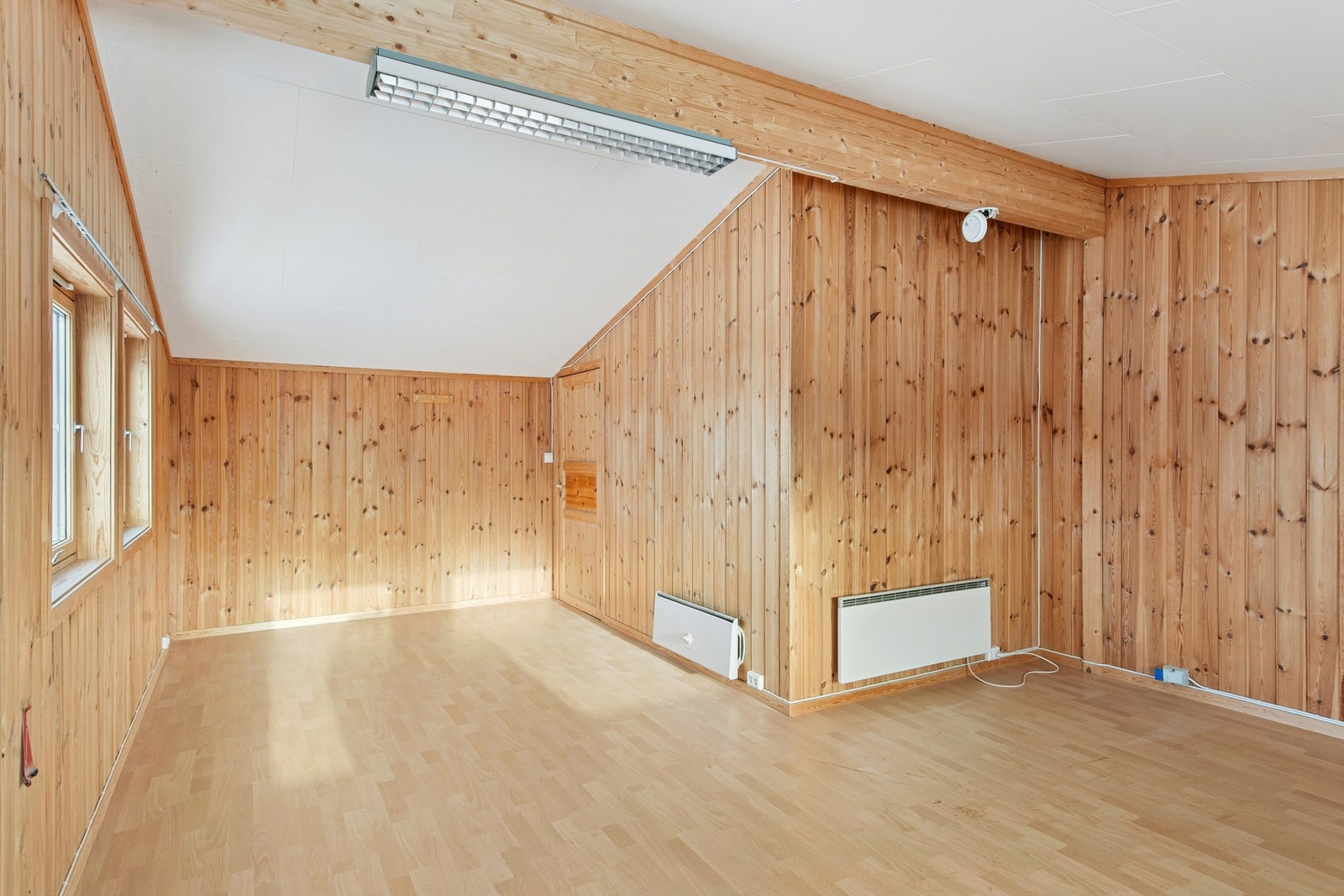 Romslig hobbyrom med egen adkomst. Galleribilde