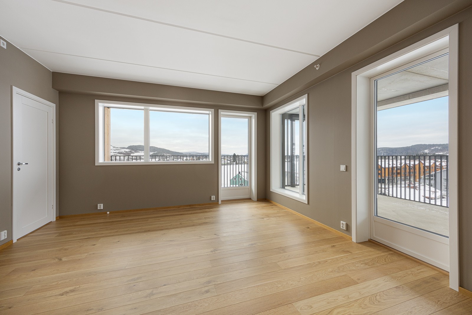 Gulvene i oppholdsrommene har 1-stavs eikeparkett, og veggene er malt i fargen Mohair - en lun og behagelig farge Galleribilde