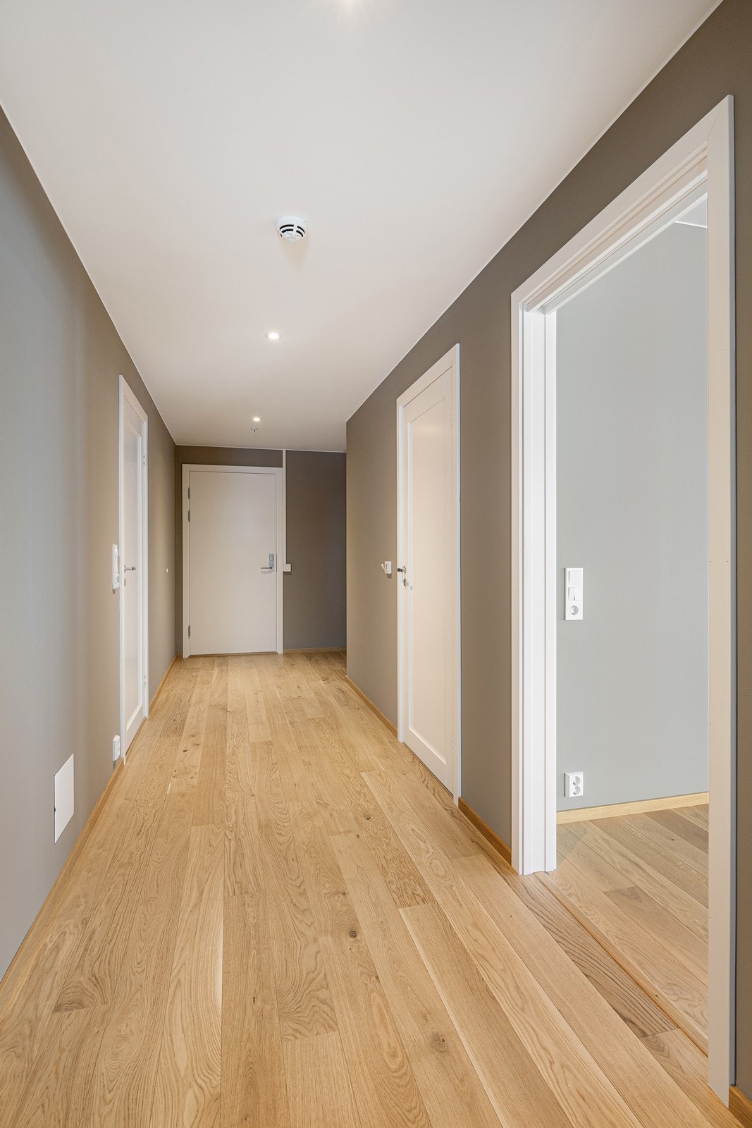 Entréen har samme parkett og veggfarge som øvrige oppholdsrom, samt downlights i taket, og gir et meget godt førsteinntrykk Galleribilde