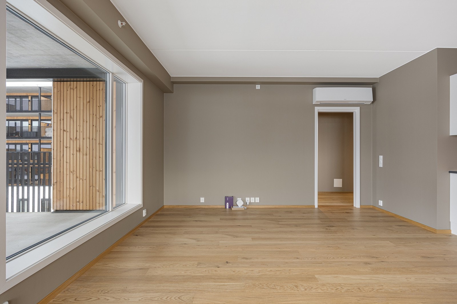 Leiligheten varmes opp med radiator/viftekonvektor med vannbåren varme fra fjernvarmeleverandør. I tillegg er det elektriske varmekabler på badene Galleribilde