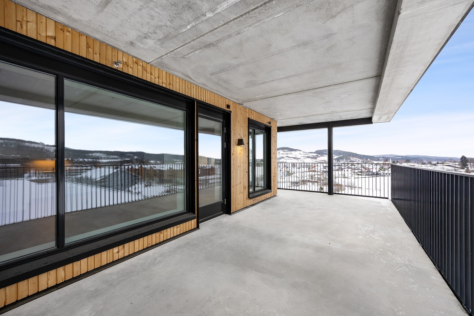 Balkongen er i vinkel mot både sør og vest, så her har man gode solforhold og fin utsikt Galleribilde