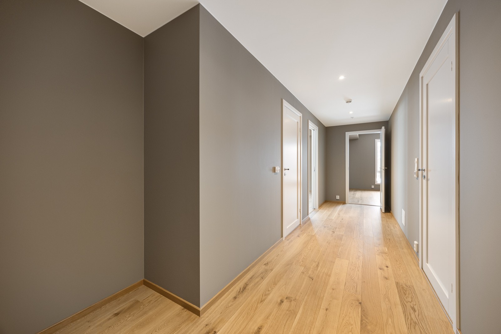 Ved siden av inngangsdøren er det plass til å sette opp garderobeskap, slik at man kan holde entréen ryddig for klær og sko Galleribilde