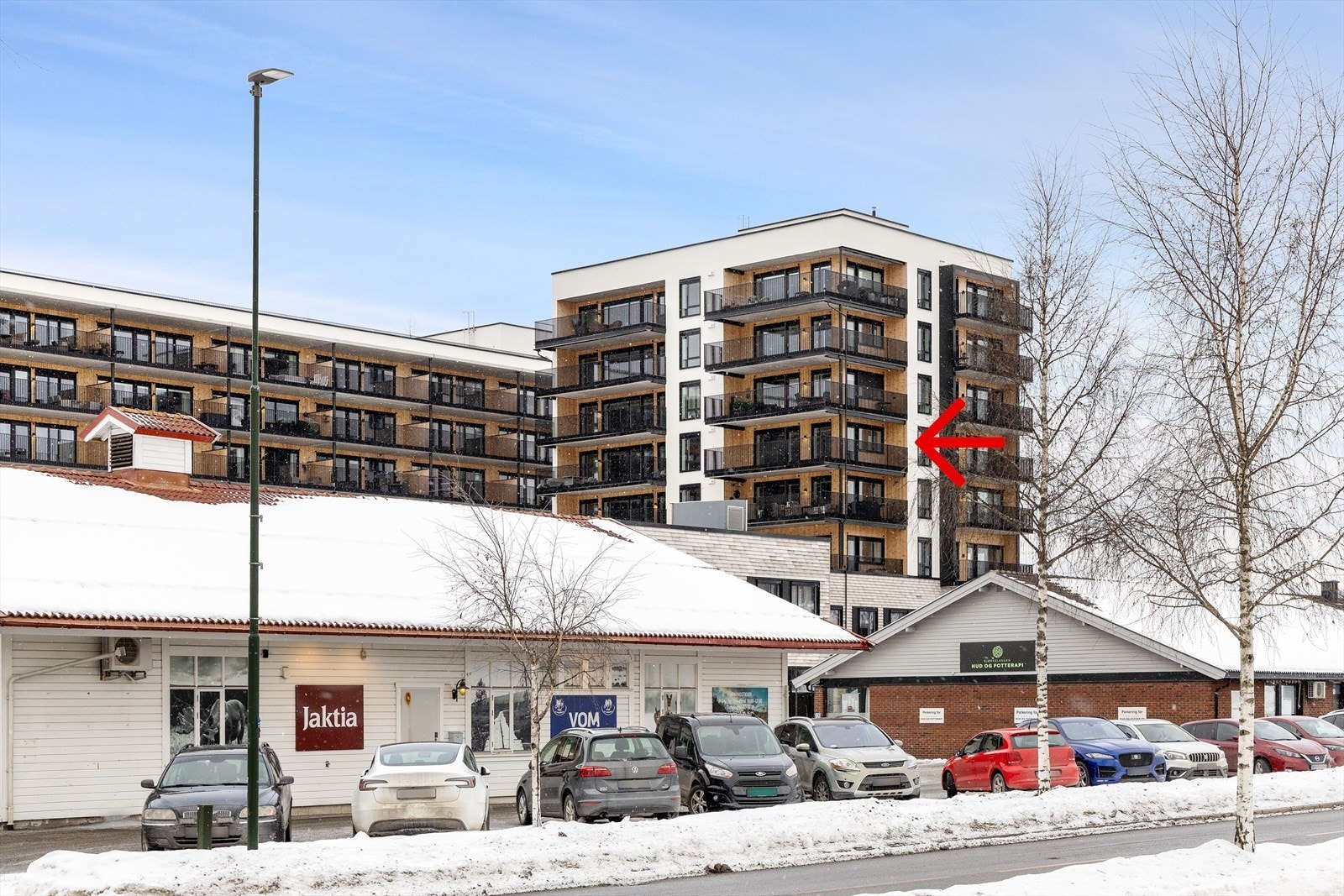 Leiligheten har en meget fin intern beliggenhet på hjørnet av blokka. Den røde pilen viser beliggenheten Galleribilde
