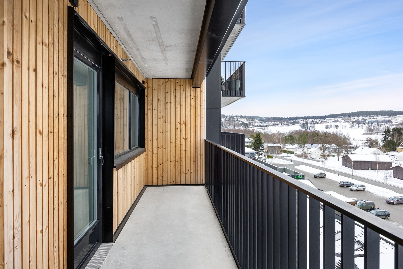 Det er to dører fra stuen ut til balkongen Galleribilde