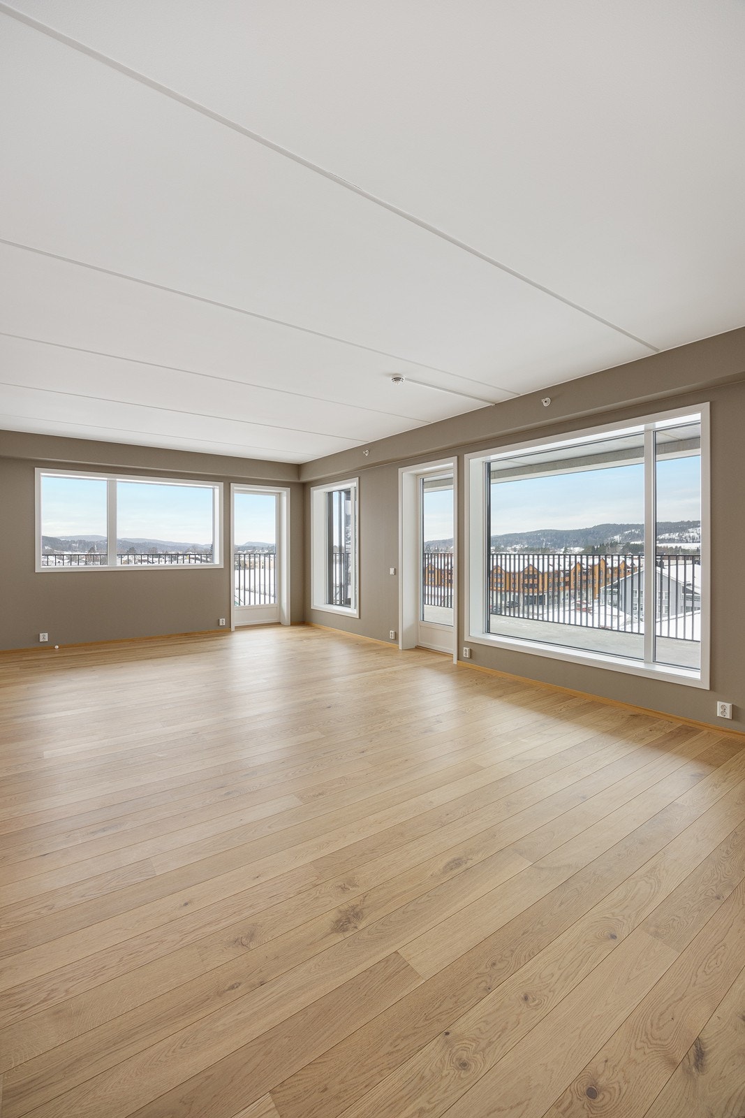 Her er det god plass til både sittegruppe og spisestue Galleribilde