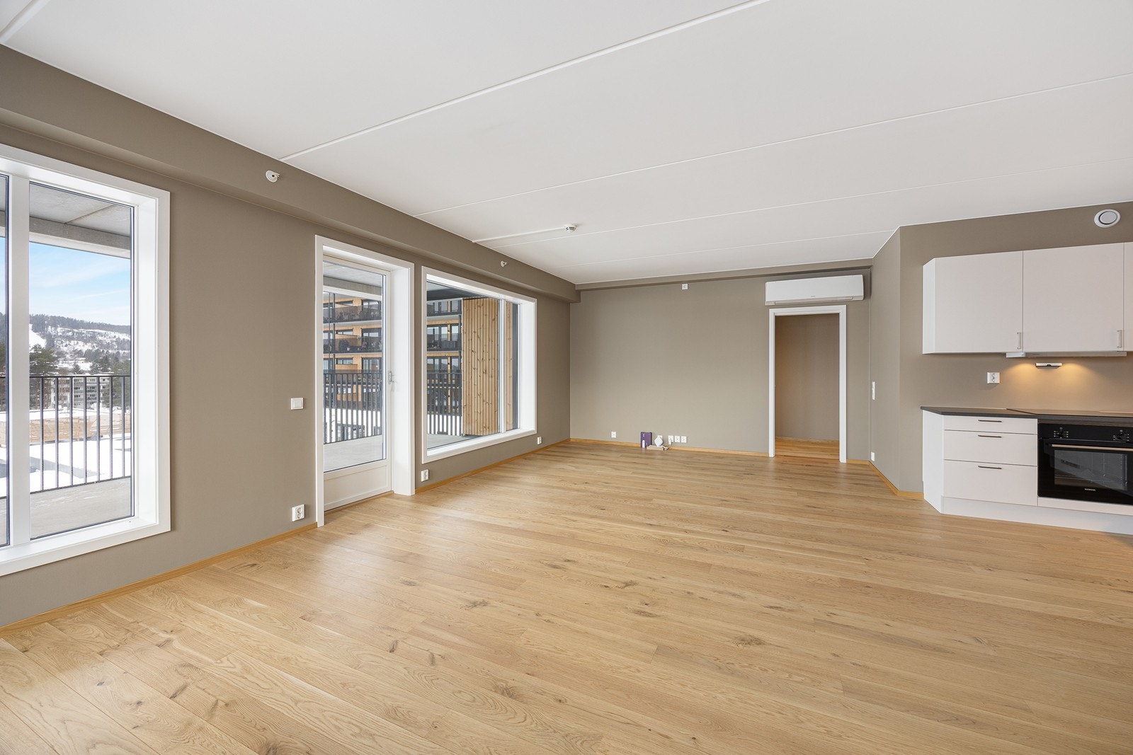 Gulvene i oppholdsrommene har 1-stavs eikeparkett, og veggene er malt i fargen Mohair - en lun og behagelig farge Galleribilde