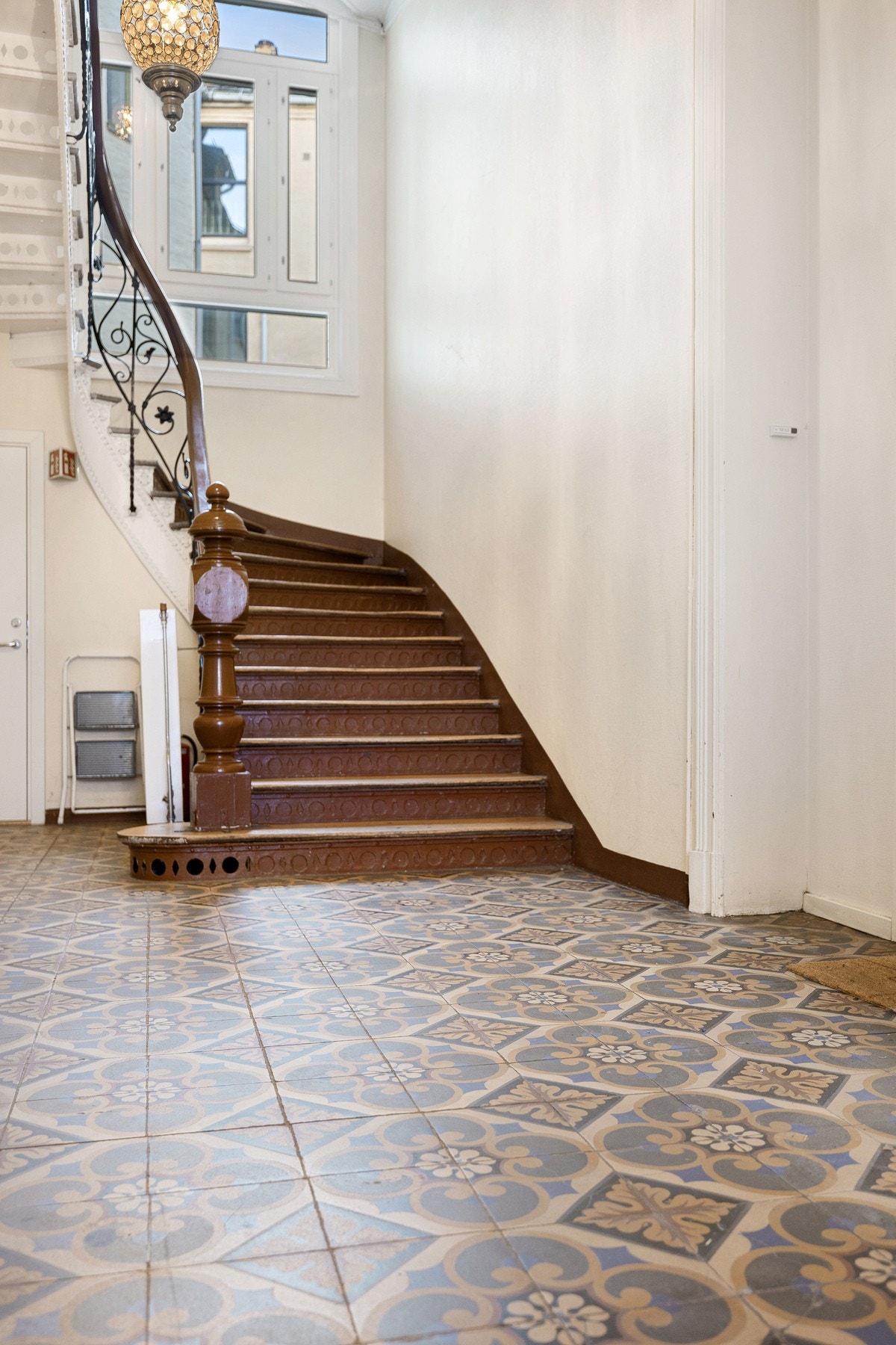 Det skal installeres heis i oppgangen i løpet av våren. Galleribilde