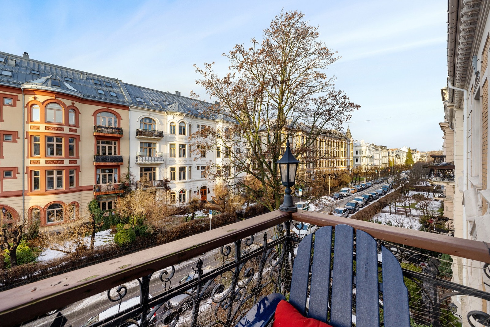 Utgang fra stue til balkong som vender mot nord/vest og byr på et vakkert og åpent utsyn. Galleribilde