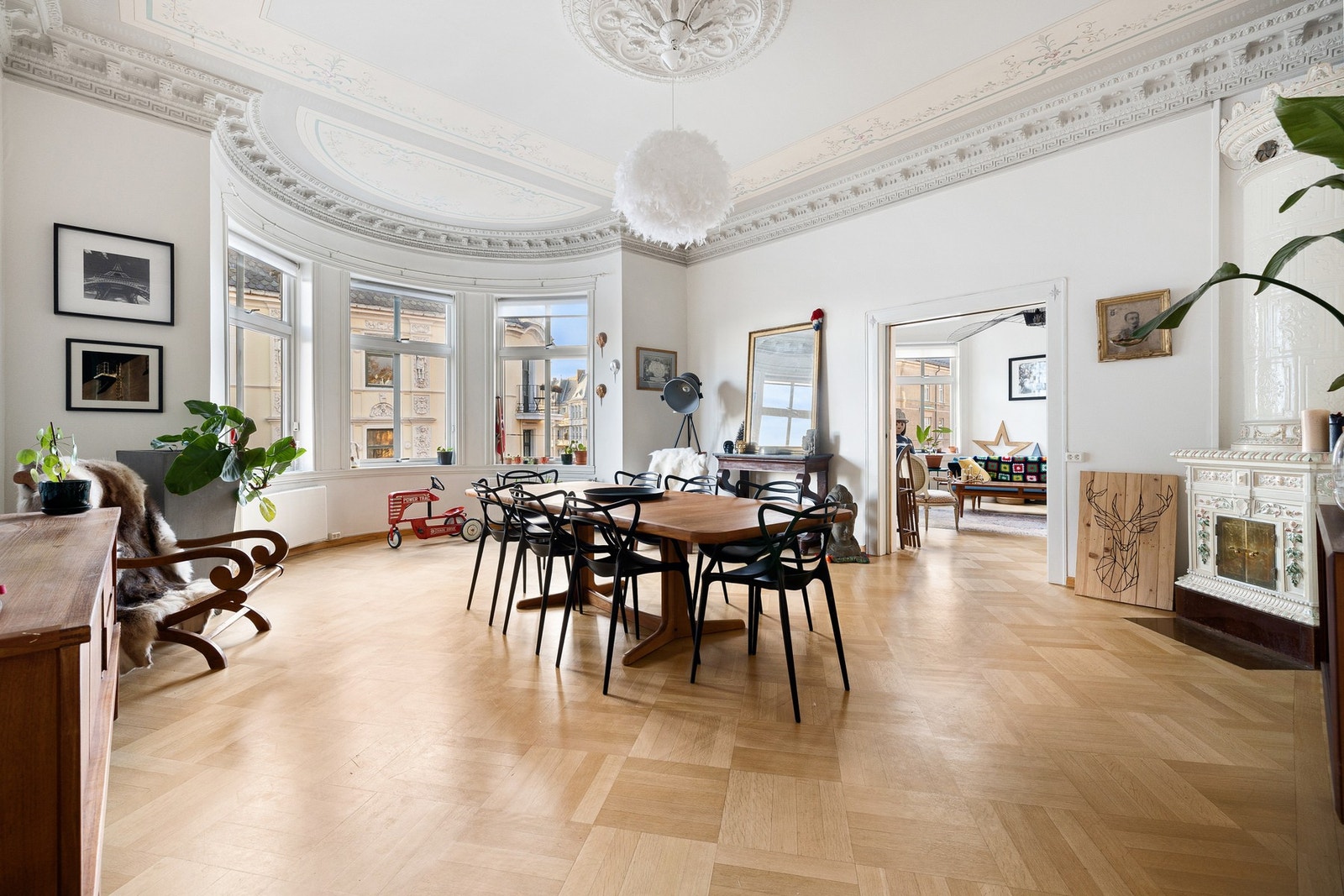 Takhøyde på opptil 3,4 meter gir rommene en åpen og behagelig atmosfære. Galleribilde