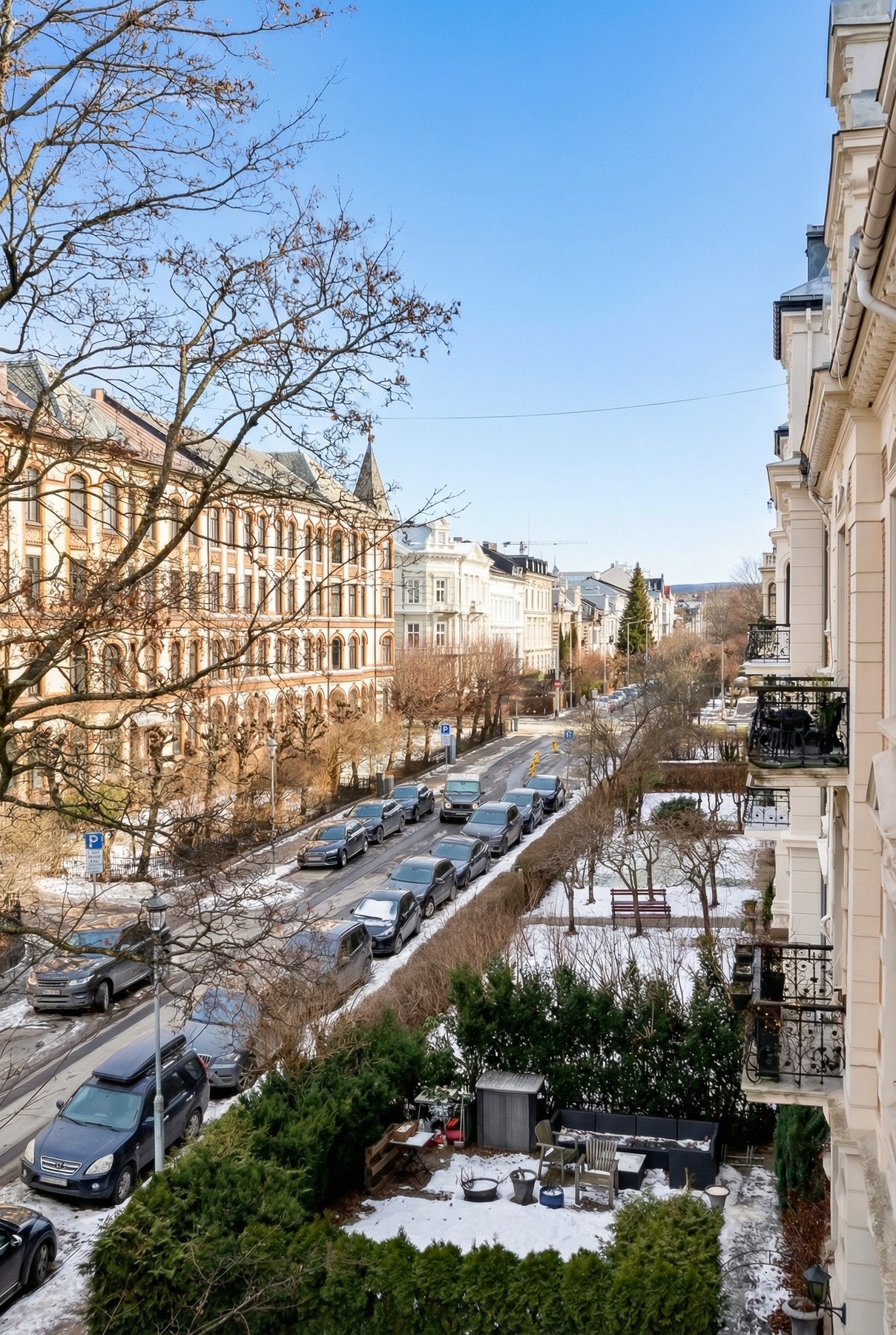 Balkongen vender mot Oscars gate og fra denne er det flott utsyn nedover gaten. Lysforhold og himmel er redigert med KI. Galleribilde