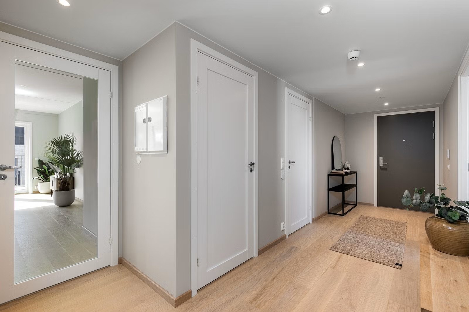 Romslig og innbydene entrè med downlights i himling og god plass til garderobe. Galleribilde