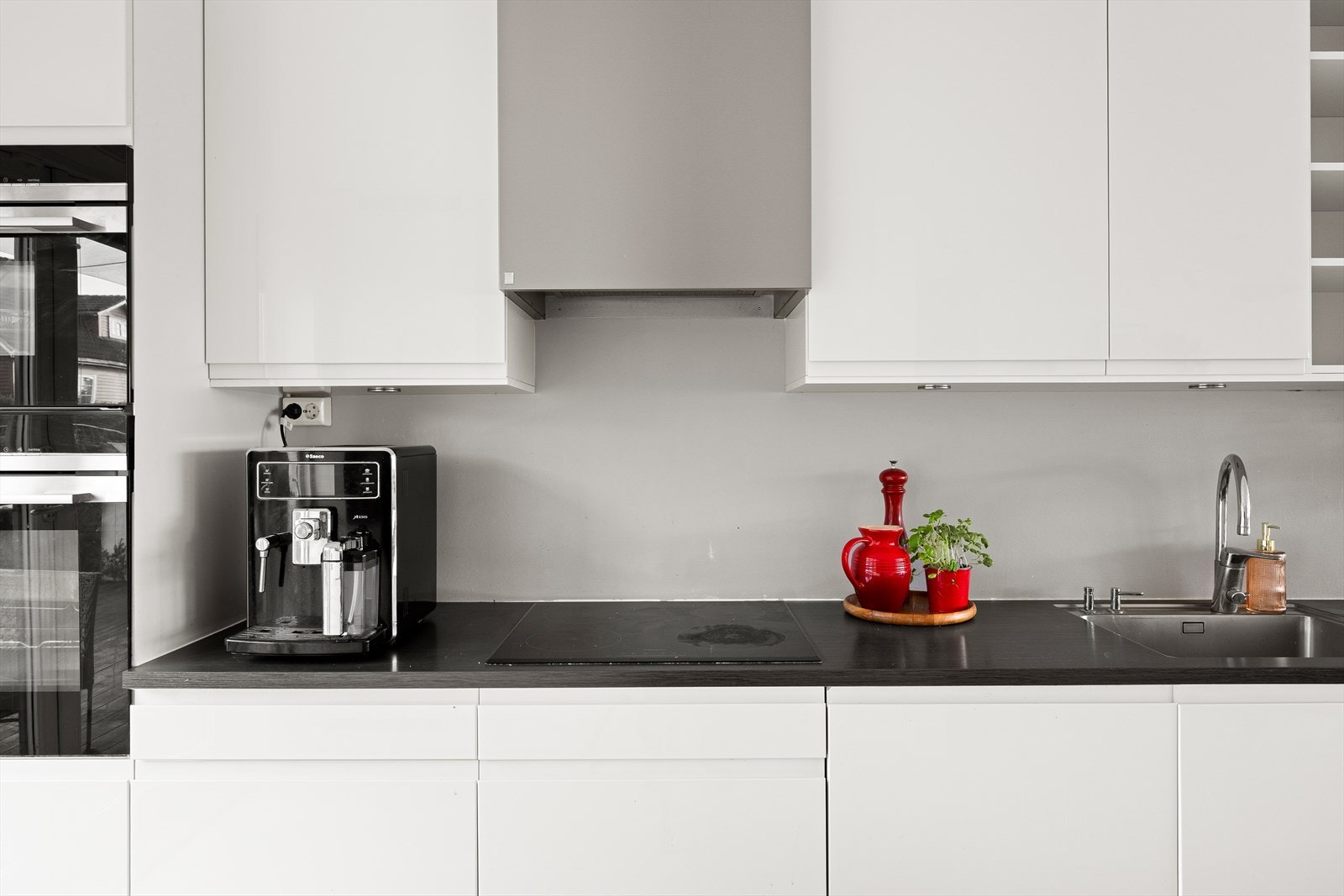 Integrerte hvitevarer medfølger. Stekeovn, dampovn, oppvaskmaskin, induksjonstopp, kjøle-og fryseskap. Galleribilde