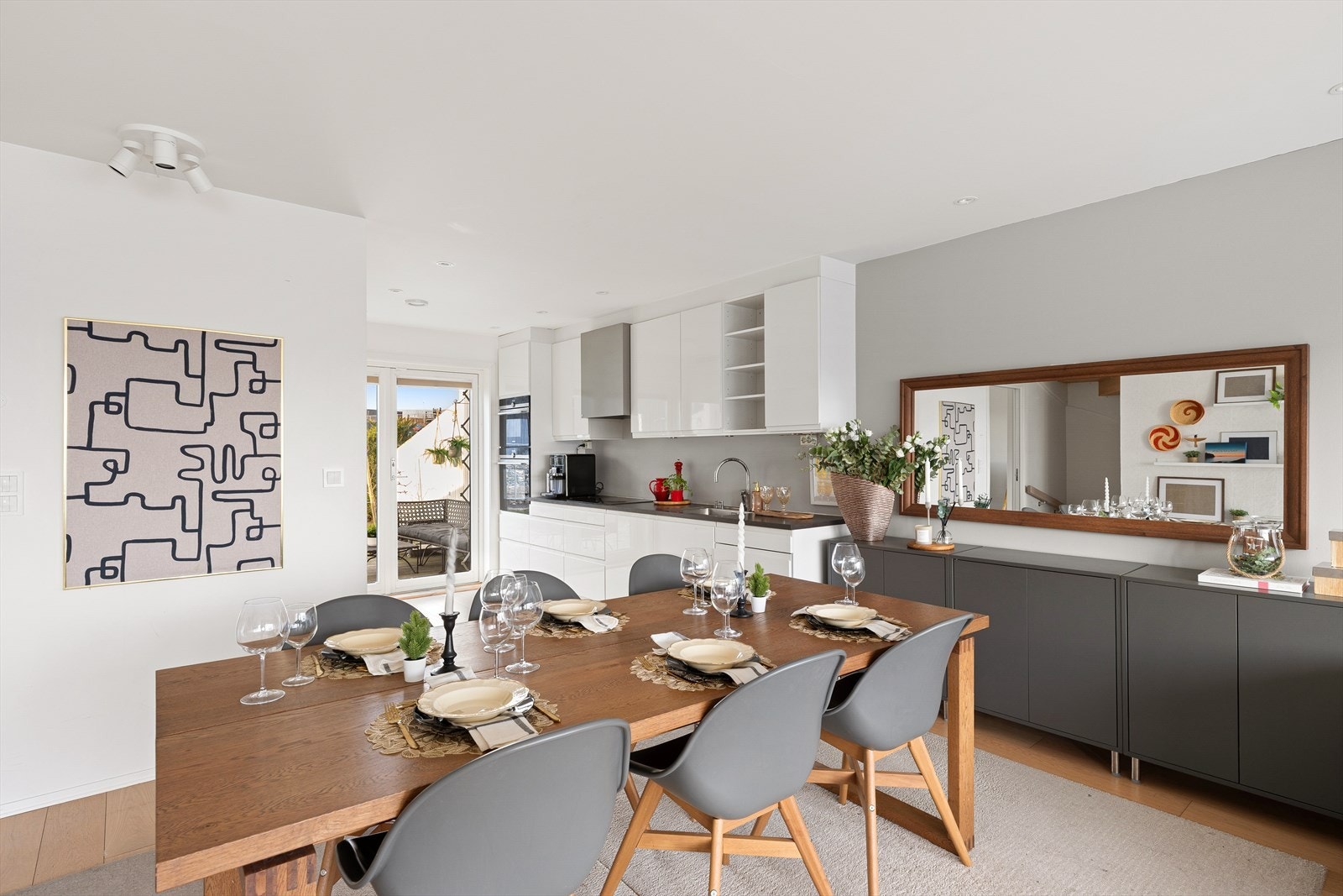 Det er praktisk åpen kjøkkenløsning mot stuen. Galleribilde