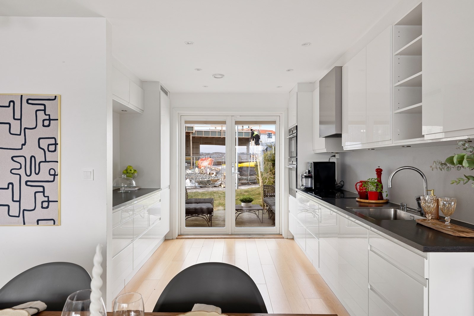 Pent, klassisk kjøkken i hvit utførelse. Galleribilde