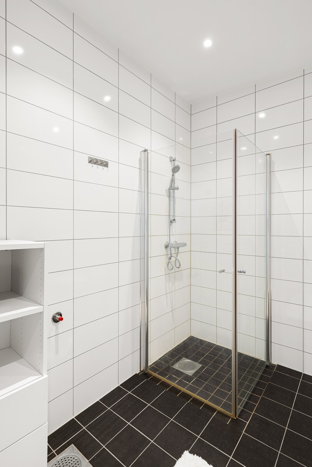 Innredning som består av baderomsseksjon med servant, dusjnisje og vegghengt toalett. Galleribilde