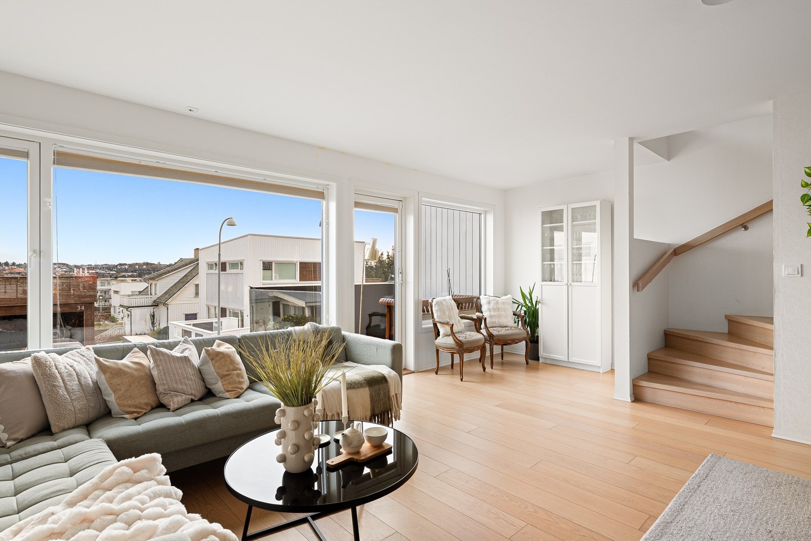 Stuen oppleves som lys og luftig med store vindusflater. Galleribilde