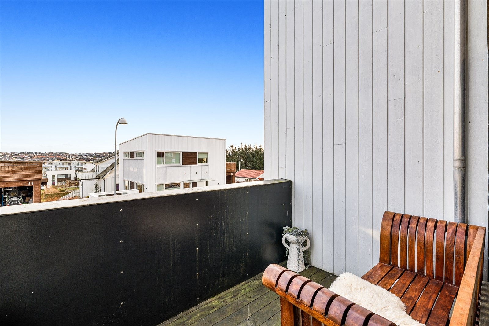 Det er balkong med utgang fra stuen. Galleribilde