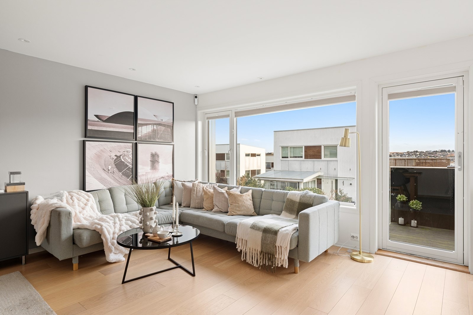 Det er lysmalte flater og parkettgulv. Galleribilde