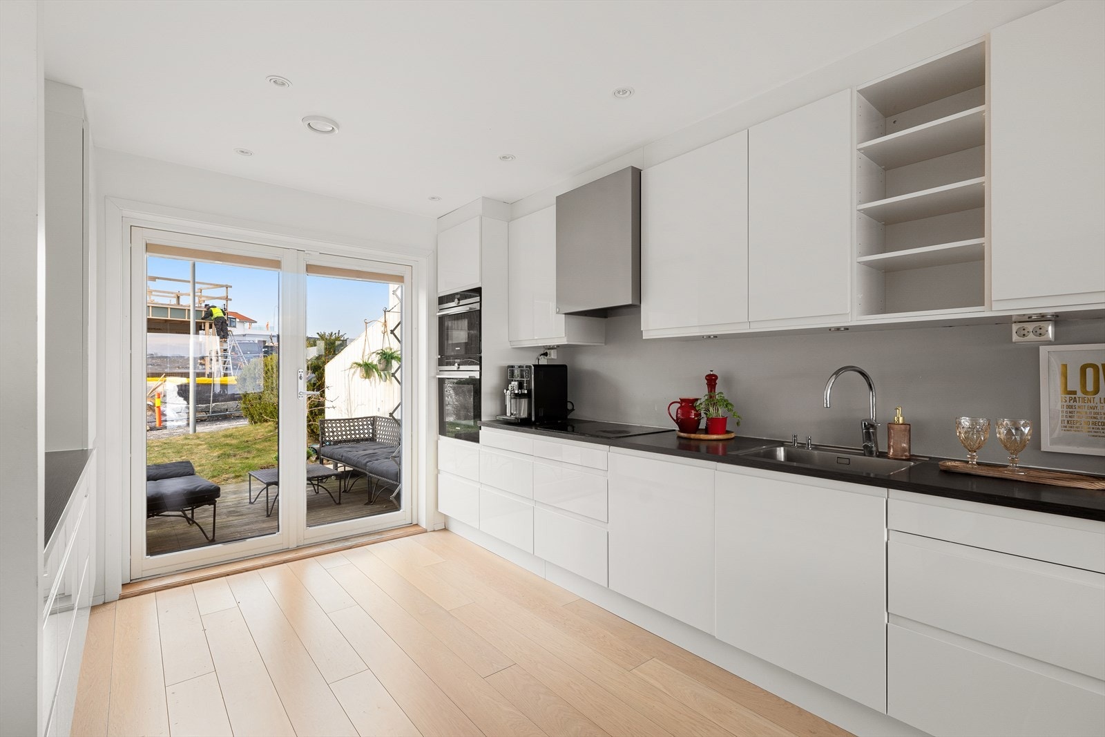 Det har god lagring i skuffer og skap med innredning på begge sider. Galleribilde