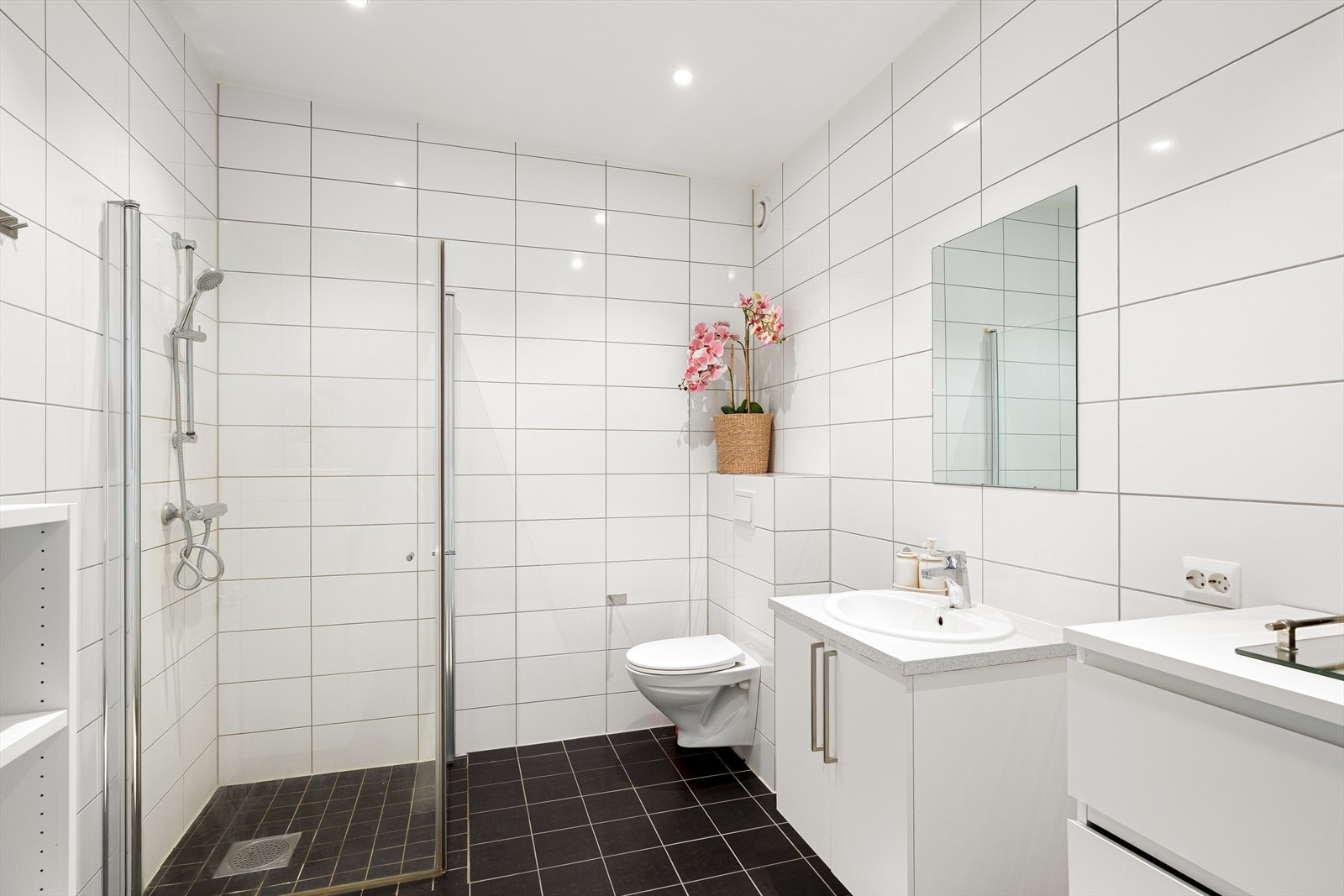 Baderommet er flislagt med varme i gulv. Galleribilde