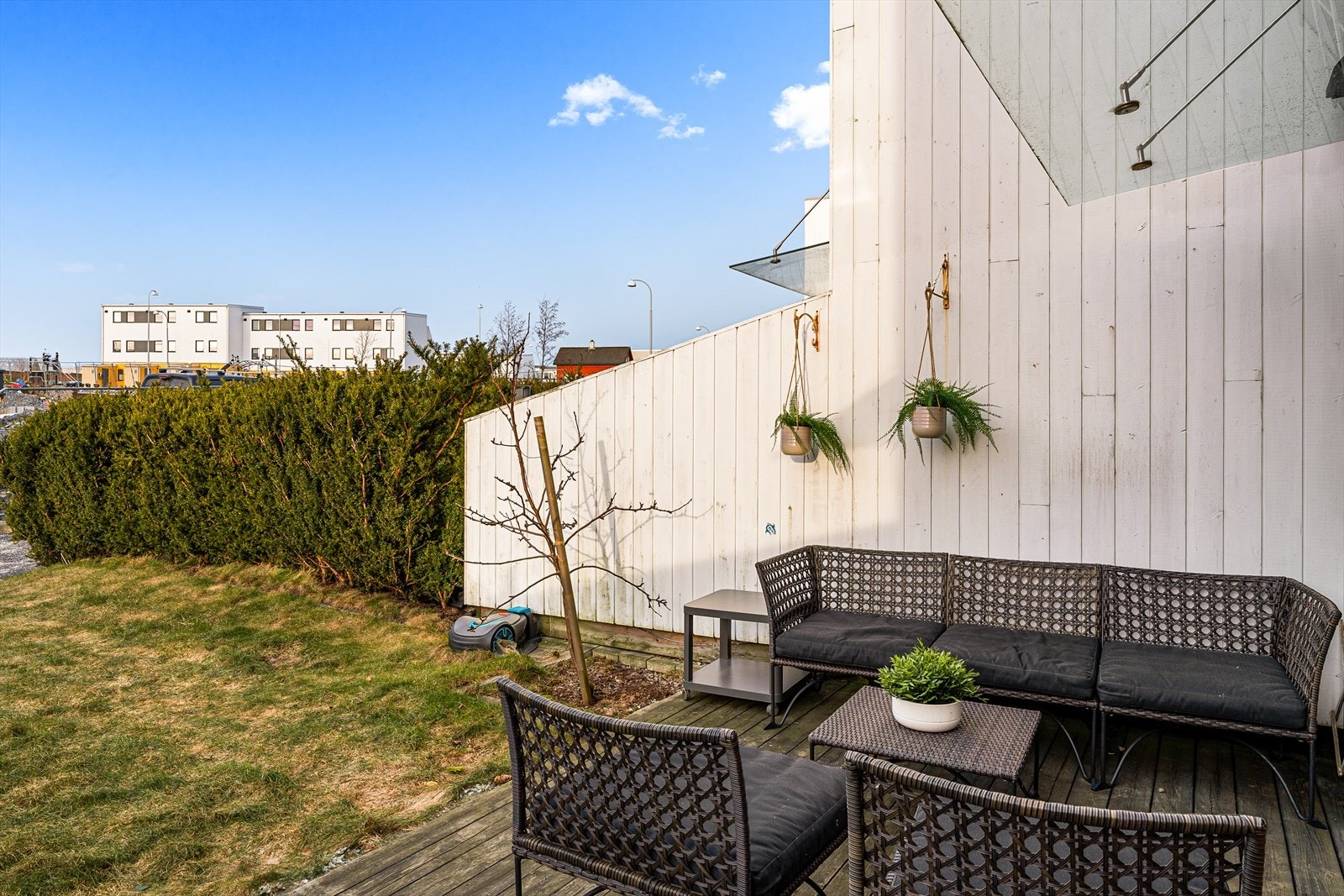 Terrasse og hage med hekk i tomtegrense. Galleribilde