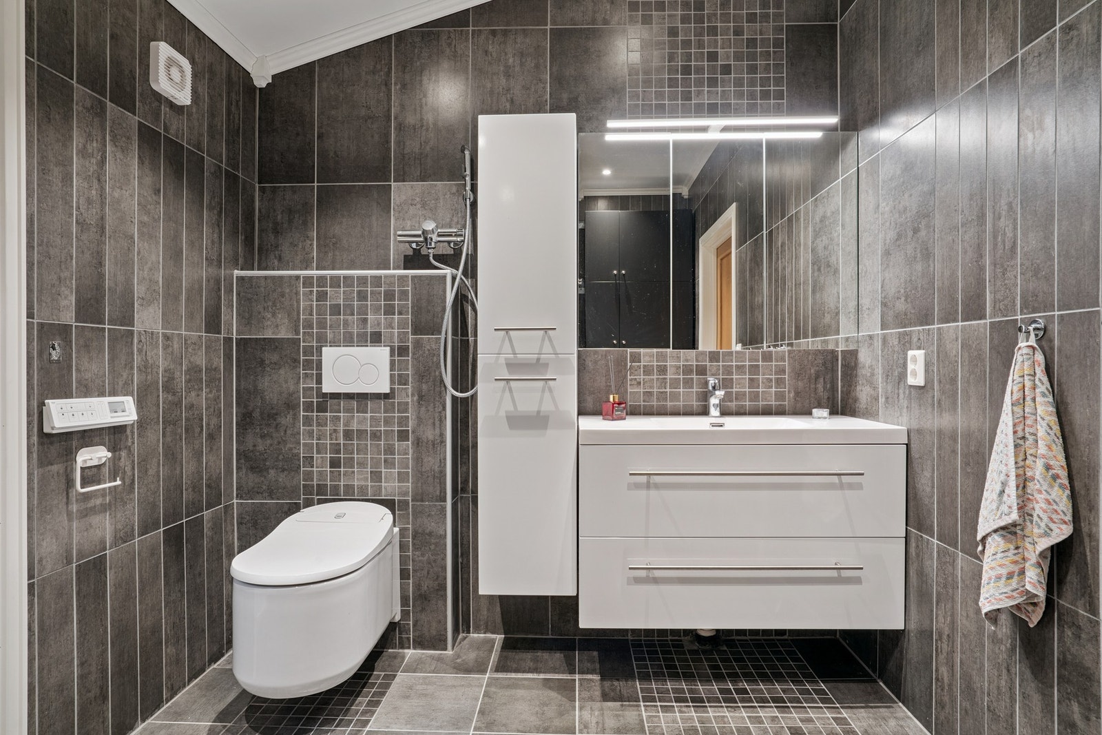 Hytta byr på et flott flislagt bad med varme i gulv. Galleribilde