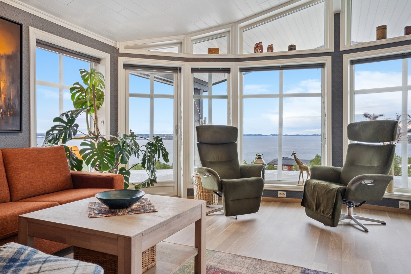De store vindusflatene fyller stua med naturlig lys. Galleribilde