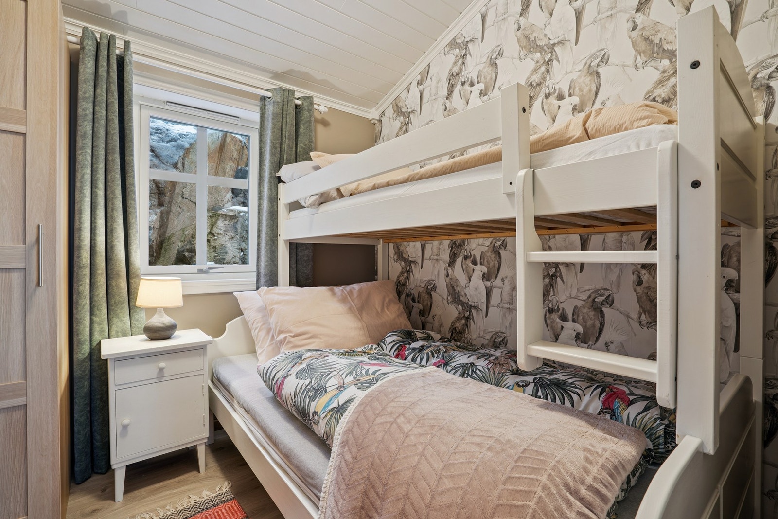 Soverom 2 er også av god størrelse og har plass til både køyeseng og nattbord. Galleribilde