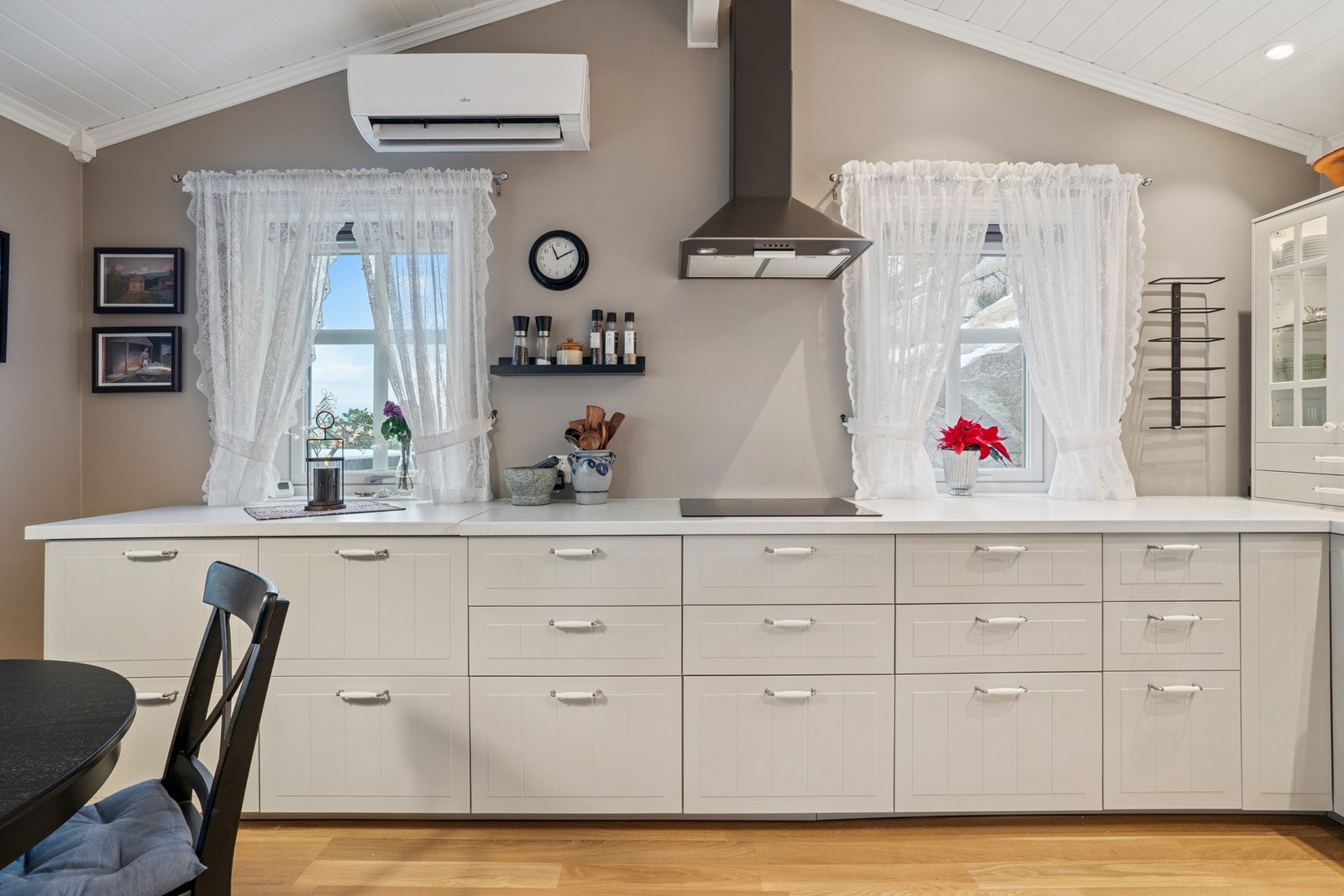 Her har du godt med benke- og lagringsplass Galleribilde