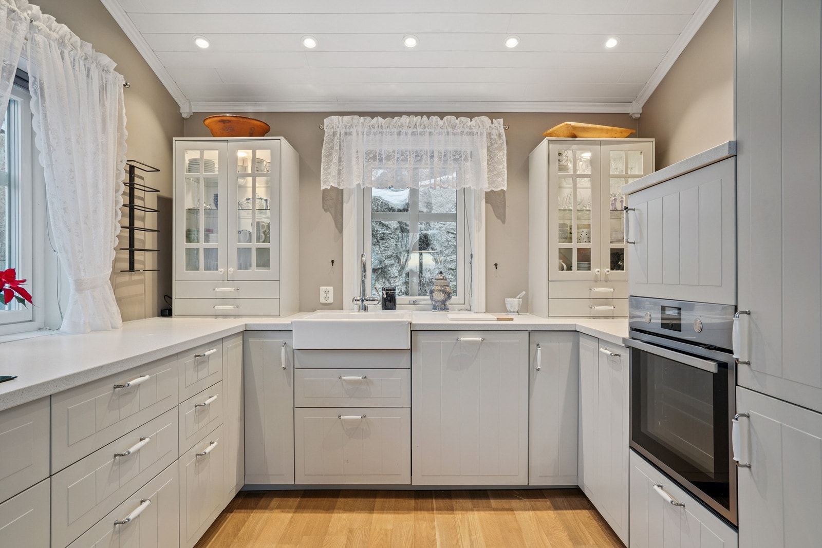 Lyst og innbydende kjøkken - her blir matlagingen en del av hyttekosen. Galleribilde