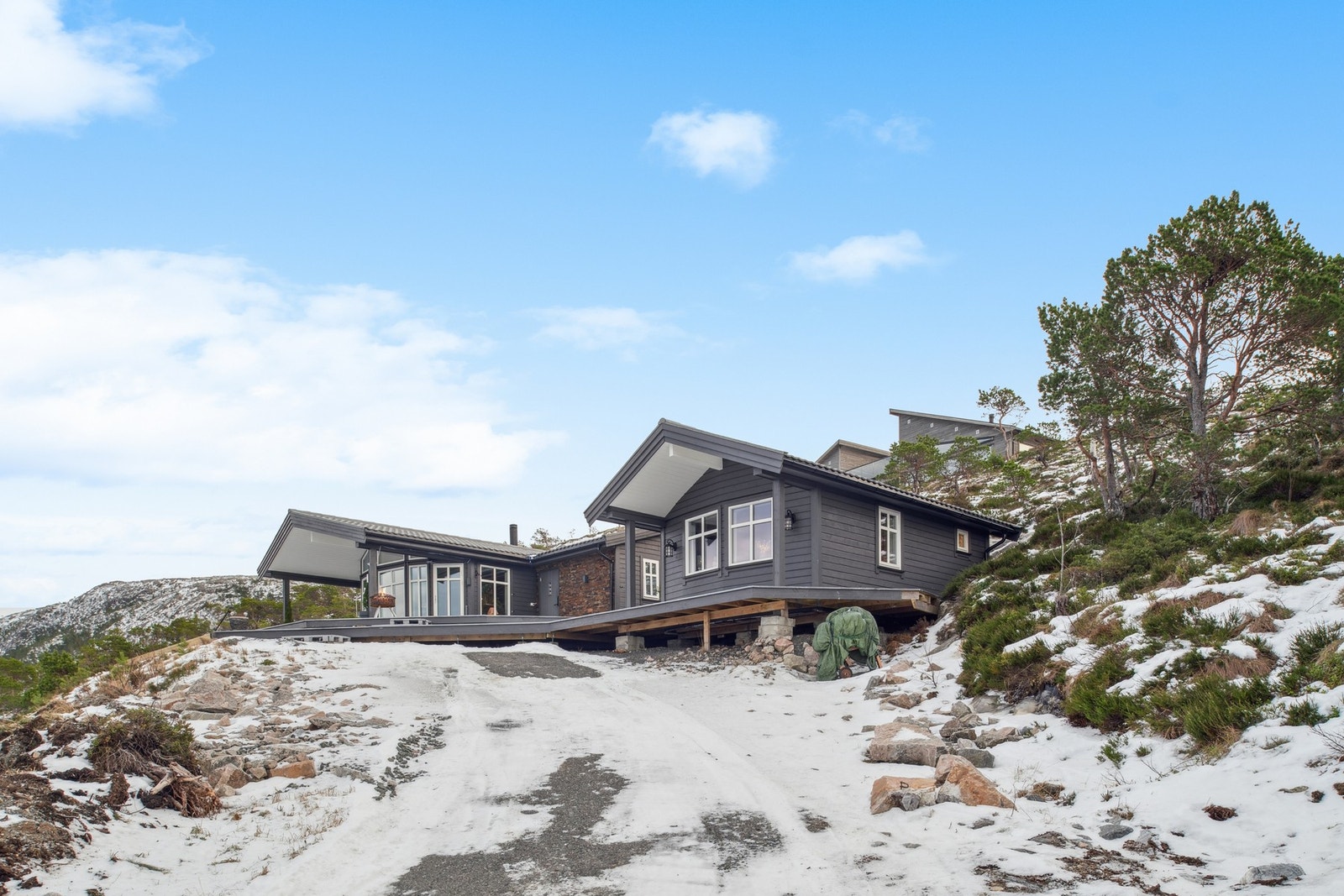 Man kan kjøre helt opp til hytta. Galleribilde