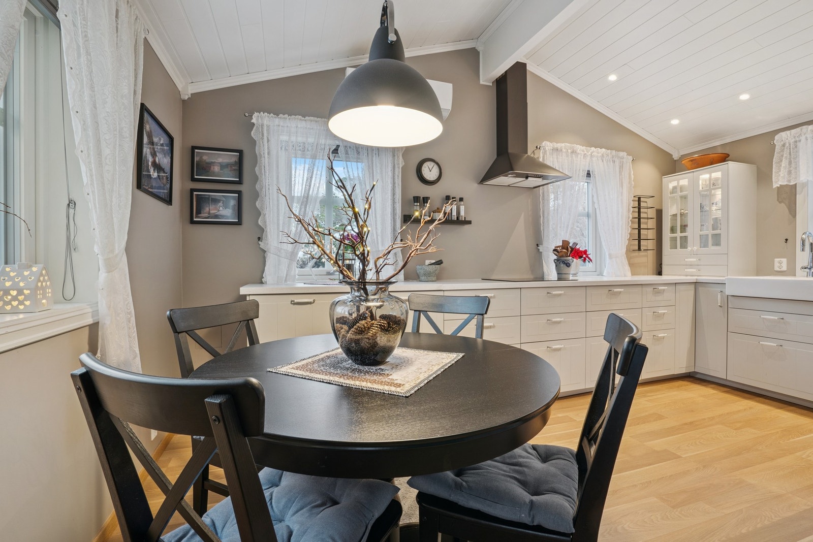 Åpen kjøkkenløsning med god plass til spisebord - perfekt for hyggelige måltider og sosialt samvær. Galleribilde