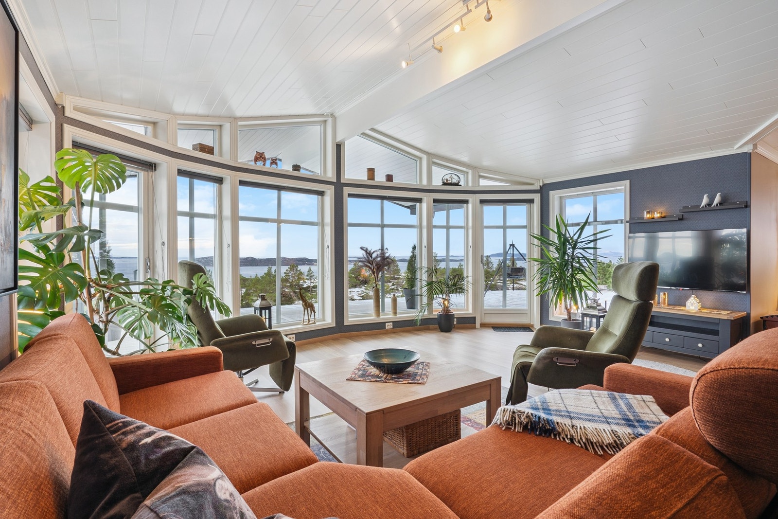 Her møtes panoramautsikt og hyttekos i ett - hytteliv på sitt beste! Galleribilde