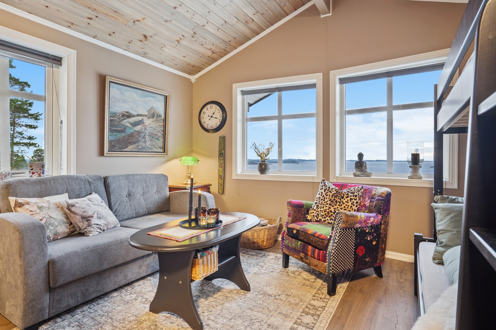 I annekset har du en koselig stue med stor takhøyde. Galleribilde