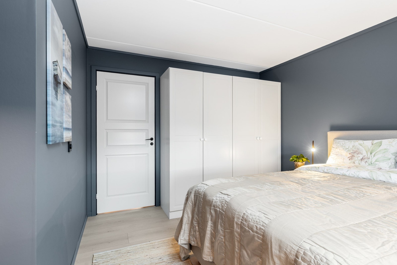 En stor garderobeløsning med hvite, glatte fronter gir rikelig med oppbevaringsplass. Galleribilde