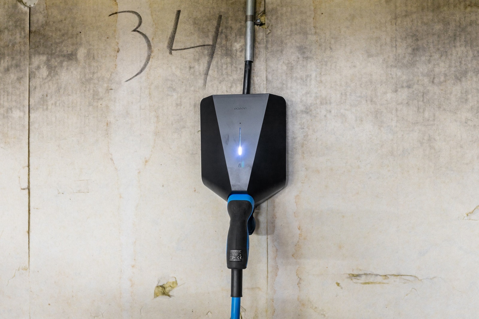 Parkeringsplassen er utstyrt med el-billader (bruksrett). Galleribilde