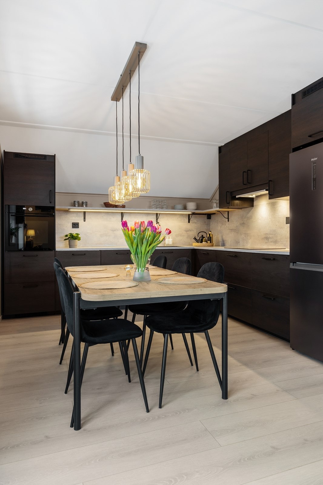 Kjøkkenet er romslig og gir en naturlig plassering for en hyggelig spisesone. Galleribilde